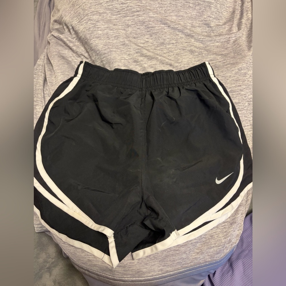 Size small black nike shorts **read description